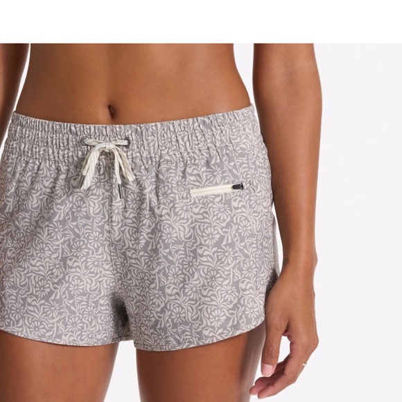 Vuori Clementine Shorts Gray Floral shorts - Picture 3 of 7